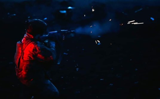 Ukraiński żołnierz w czasie prowadzenia ognia