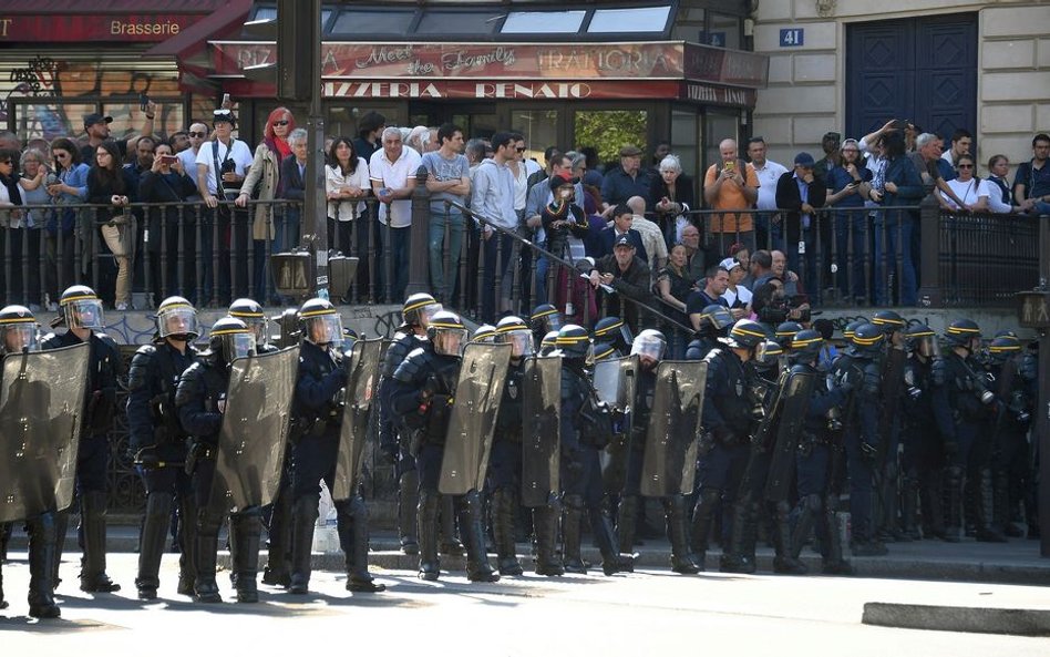 Żółte kamizelki wzywały policjantów do popełniania samobójstw. Śledztwo