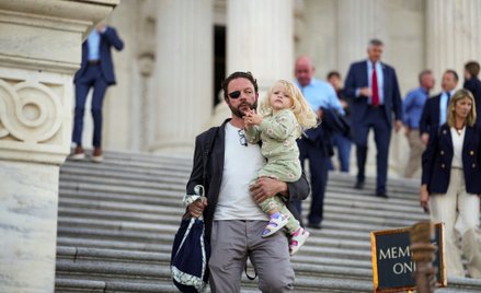 Kongresmeni (na zdjęciu Dan Crenshaw, Republikanin z Teksasu) zagłosowali za odejściem USA od zmiany