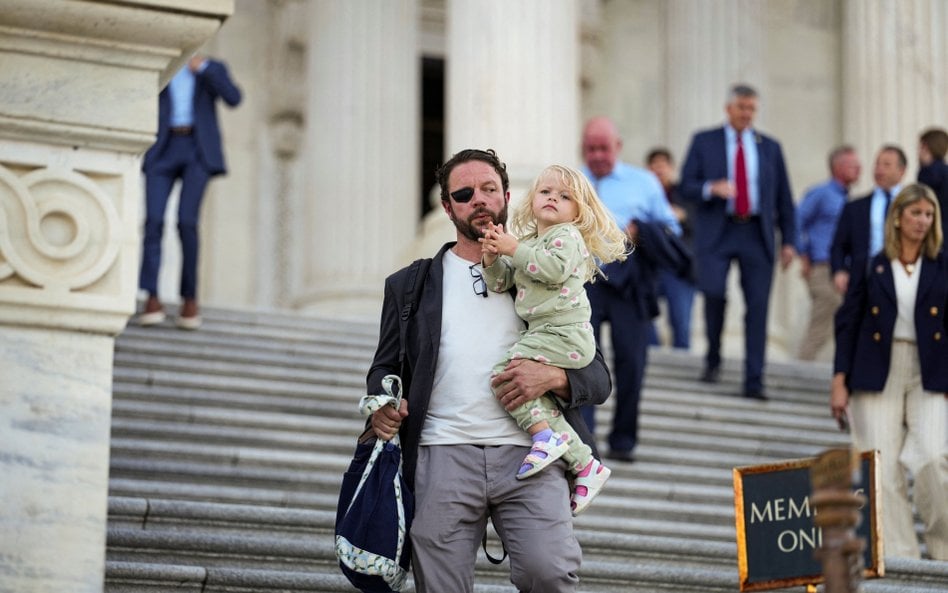 Kongresmeni (na zdjęciu Dan Crenshaw, Republikanin z Teksasu) zagłosowali za odejściem USA od zmiany