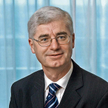 John F. Beggs jest absolwentem Uniwersytetu w Dublinie, od 16 lat głównym ekonomistą AIB