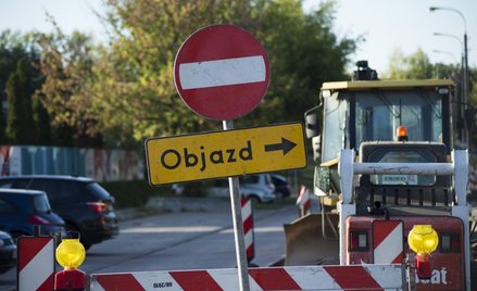 Kierowcom zaleca się omijanie remontowanych odcinków oraz uważne śledzenie nowego oznakowania