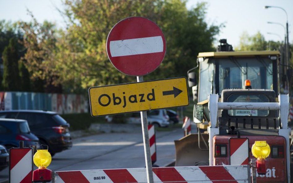 Kierowcom zaleca się omijanie remontowanych odcinków oraz uważne śledzenie nowego oznakowania