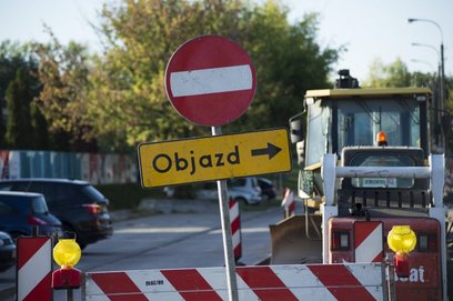 Kierowcom zaleca się omijanie remontowanych odcinków oraz uważne śledzenie nowego oznakowania