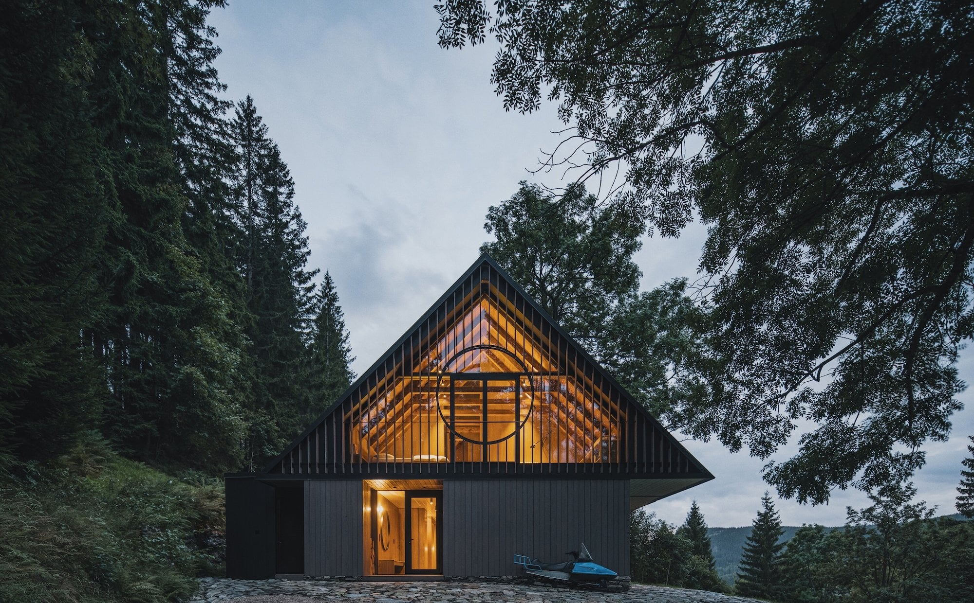 Dom w Karkonoszach jak lampion. Górska chata wymyślona na nowo