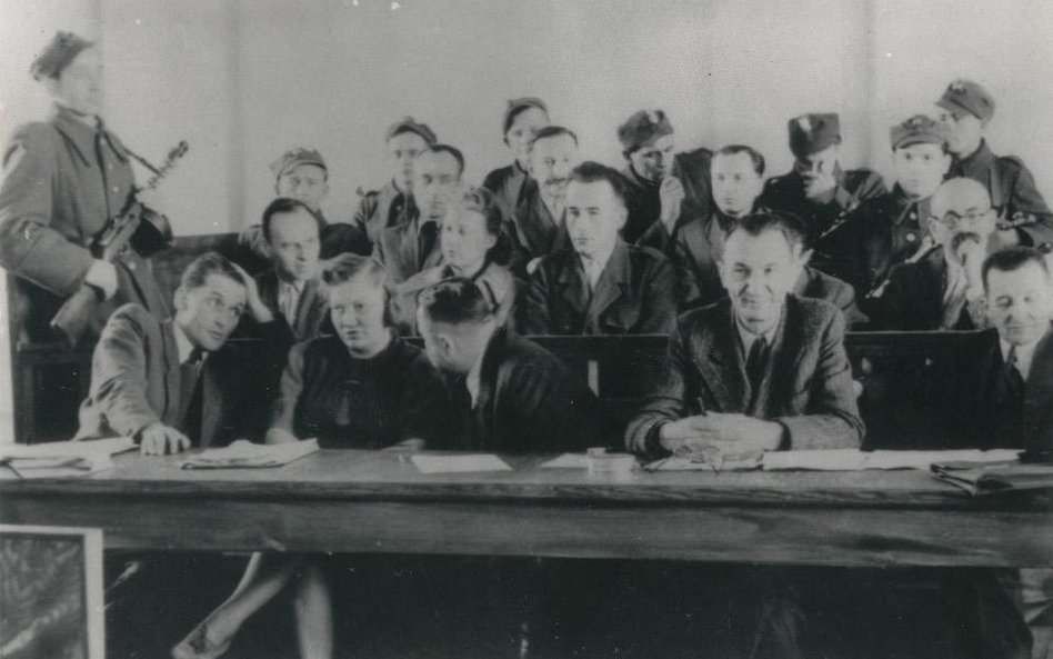 Ława oskarżonych w procesie Witolda Pileckiego. Fot. "Głos Ludu", marzec 1948