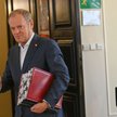 Premier Donald Tusk (L) i szef KPRM Jan Grabiec (P) przed posiedzeniem rządu w KPRM w Warszawie