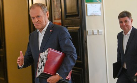 Premier Donald Tusk (L) i szef KPRM Jan Grabiec (P) przed posiedzeniem rządu w KPRM w Warszawie