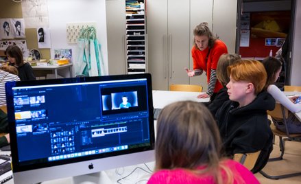 Wiedza o walce z dezinformacją w Finlandii wpisana jest w podstawę programową na każdym etapie naucz