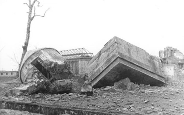 Zniszczony bunkier Adolfa Hitlera w Berlinie – symbol ostatecznego upadku III Rzeszy