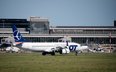 Samolot Boeing 737 MAX 8 Polskich Linii Lotniczych LOT po lądowaniu na Lotnisku Chopina w Warszawie