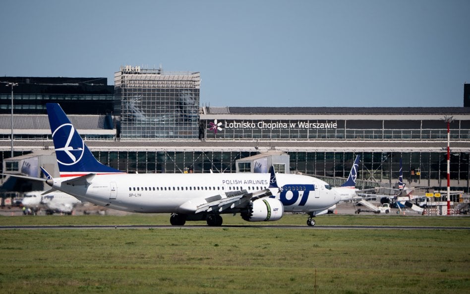 Samolot Boeing 737 MAX 8 Polskich Linii Lotniczych LOT po lądowaniu na Lotnisku Chopina w Warszawie