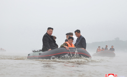 Kim Dzong Un podczas wizyty w dotkniętym powodzią w mieście Sinuiju