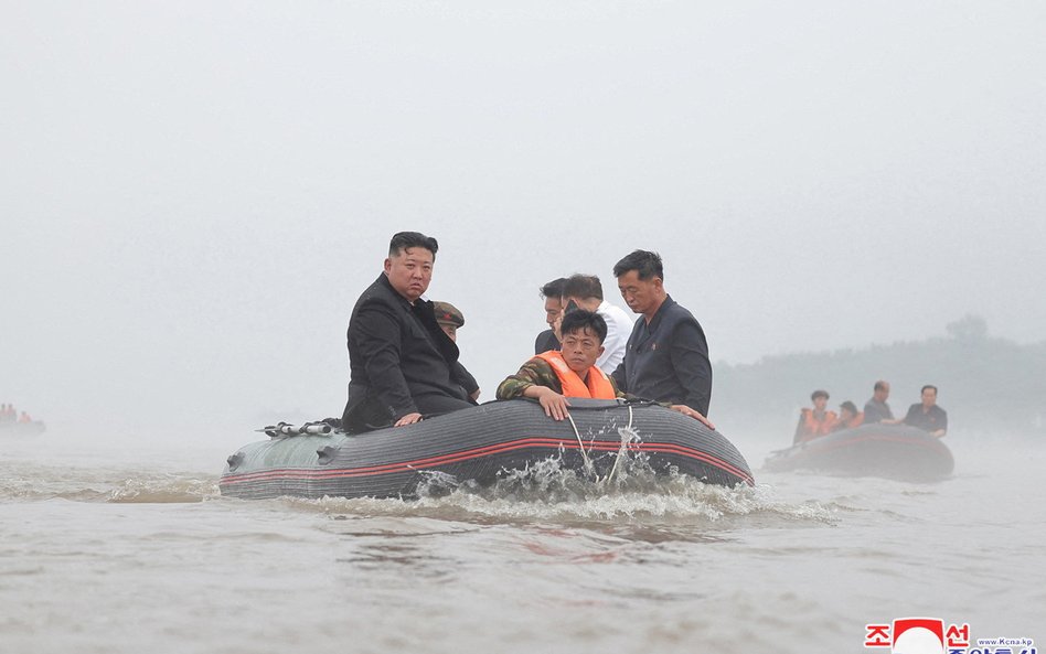 Kim Dzong Un podczas wizyty w dotkniętym powodzią w mieście Sinuiju