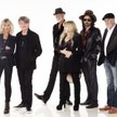 Christine McVie, Neil Finn, Mick Fleetwood, Stevie Nicks, Mike Campbell i John McVie. 28 listopada z