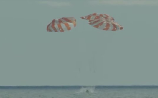 Moment lądowania w oceanie