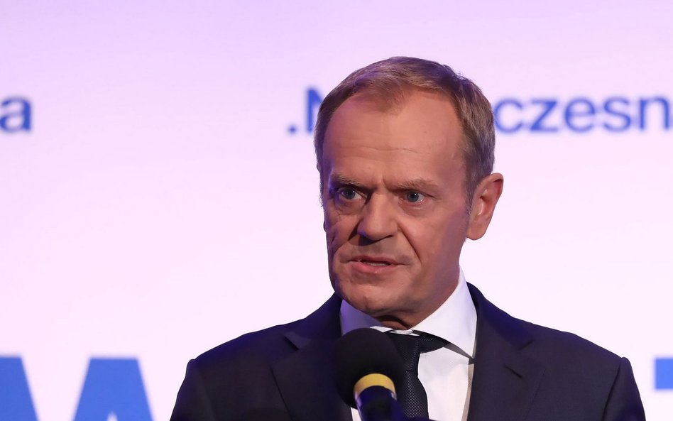 Tusk: Rządzi nami ekipa płaskoziemców