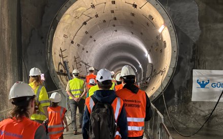 Zwiedzający byli wpuszczani w grupach, które oprowadzał przewodnik