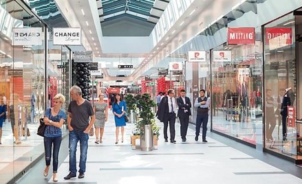 Pasaż handlowy w rozbudowanym centrum wyprzedażowym Factory Ursus