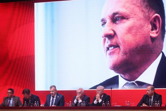 Prezes Polskiego Związku Piłki Nożnej Cezary Kulesza (3L) podczas Walnego Zgromadzenia Sprawozdawczo