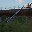 Wojsko umieszcza drut kolczasty na murze granicznym między USA a Meksykiem, lipiec 2025