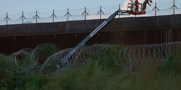 USA malują na czarno mur na granicy z Meksykiem. Ma parzyć nielegalnych migrantów