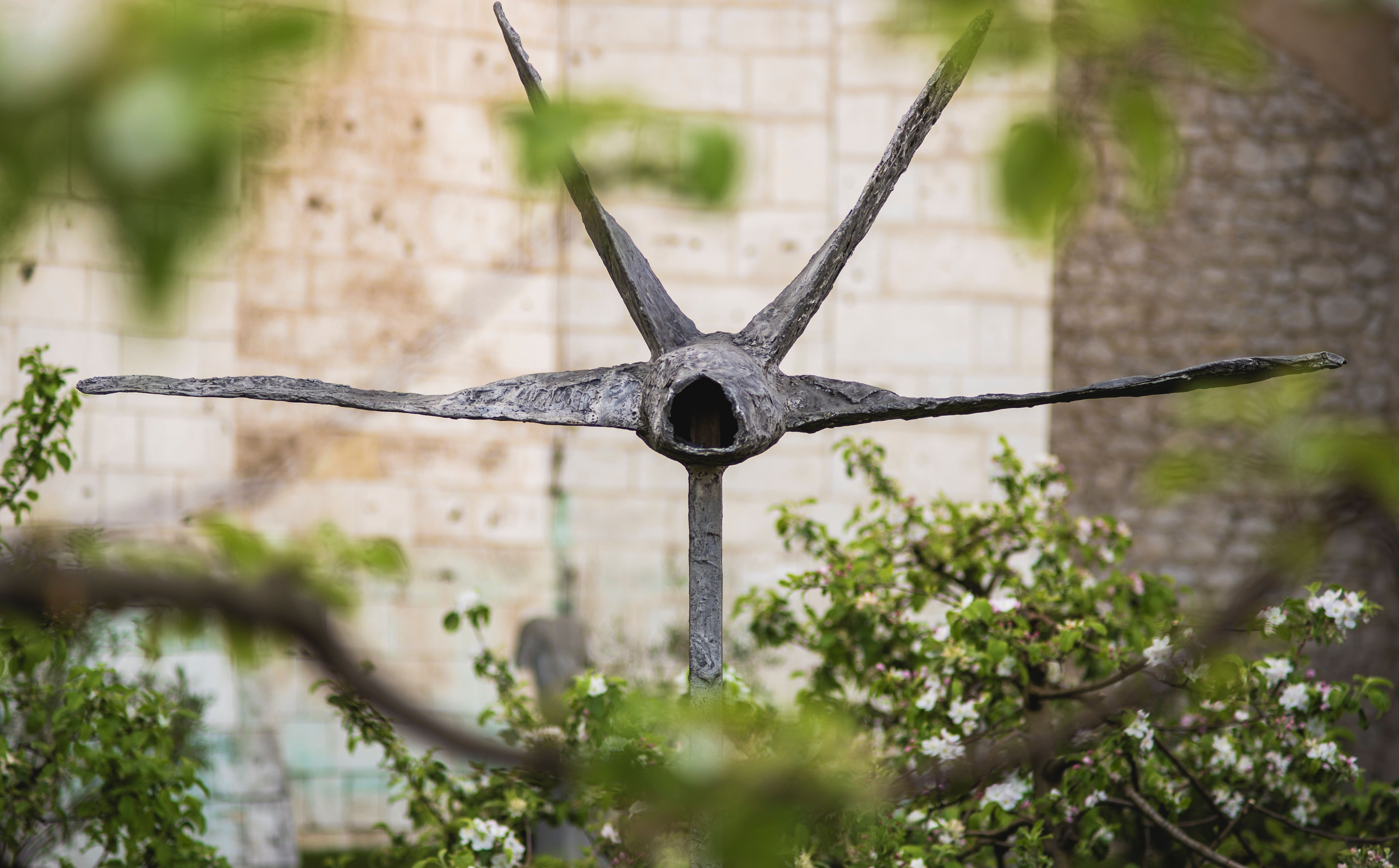 Rzeźby Abakanowicz wkroczyły na Wawel. Jej drapieżne ptaki nurkują wśród drzew