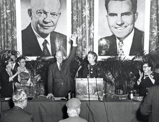 Eisenhower witany na jednym ze spotkań wyborczych prowadzonych pod hasłem „I like Ike”, 6 marca 1956