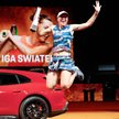 Iga Świątek po ostatniej piłce meczu z Aryną Sabalenką. W tle nagroda – samochód Porsche. Polka wygr