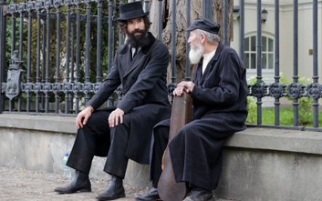 Twórcy postawili na dokładne odtworzenie realiów epoki, szczegóły wnętrz i piękne, autentyczne lub ś