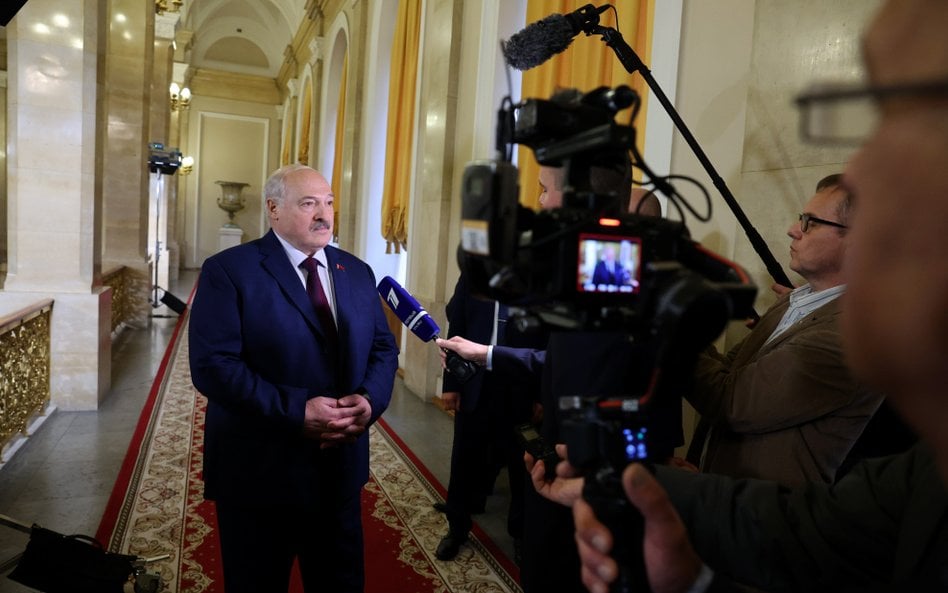 Aleksander Łukaszenko szuka dróg wyjścia z gospodarczej pułapki, w którą na własne życzenie zapędził