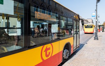 Napastnik pociągnął prowadzącego pojazd za włosy, a w trakcie szamotaniny zniszczył mu okulary.