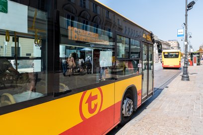 Osoby, które ukończyły 70 lat, mają prawo do bezpłatnych przejazdów Warszawskim Transportem Publiczn