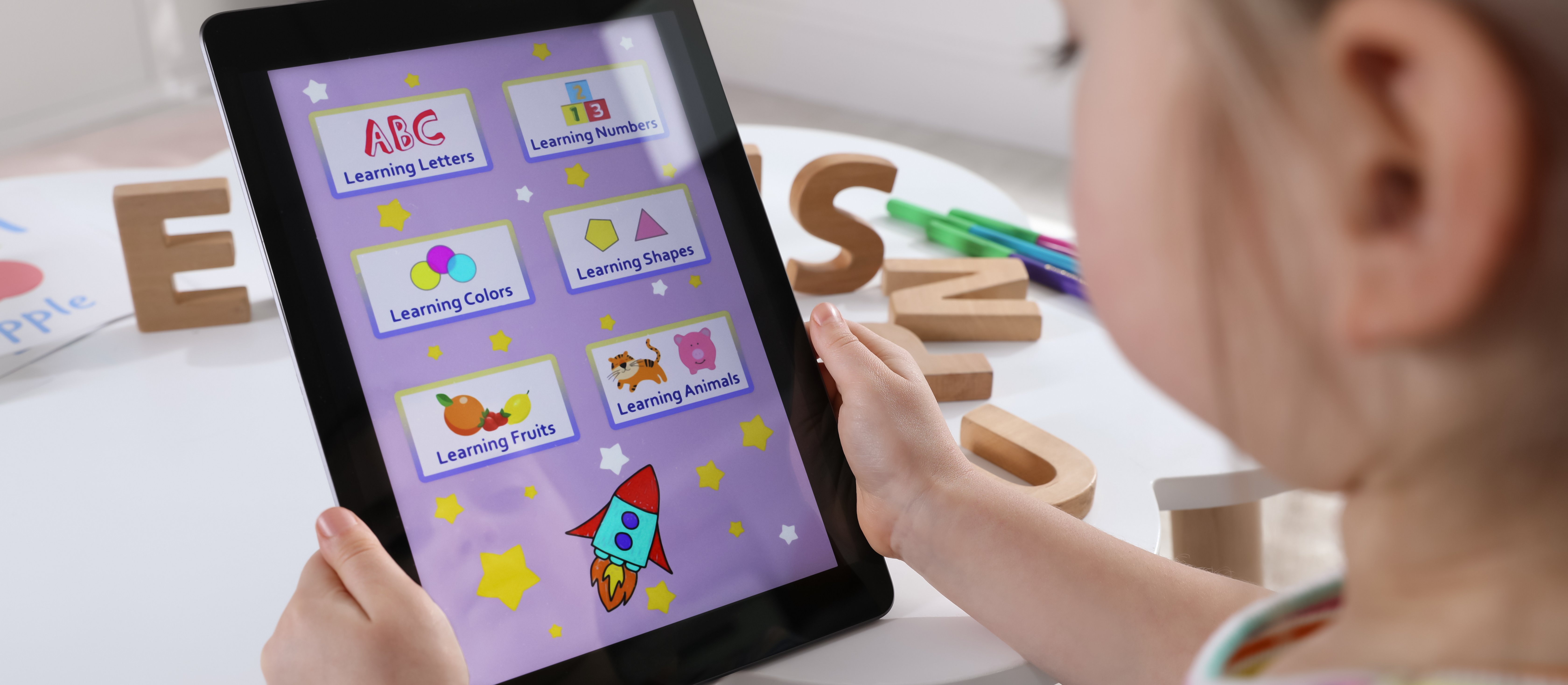 Algorytmy kontra mózg dziecka, czyli jak dzieci pociągają za dźwignię jednorękiego bandyty