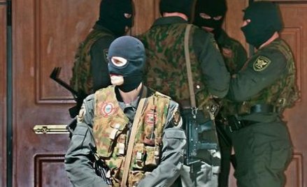 Rosyjska policja podatkowa obstawia wejście do siedziby Most Media Władimira Gusinskiego 11 maja 200