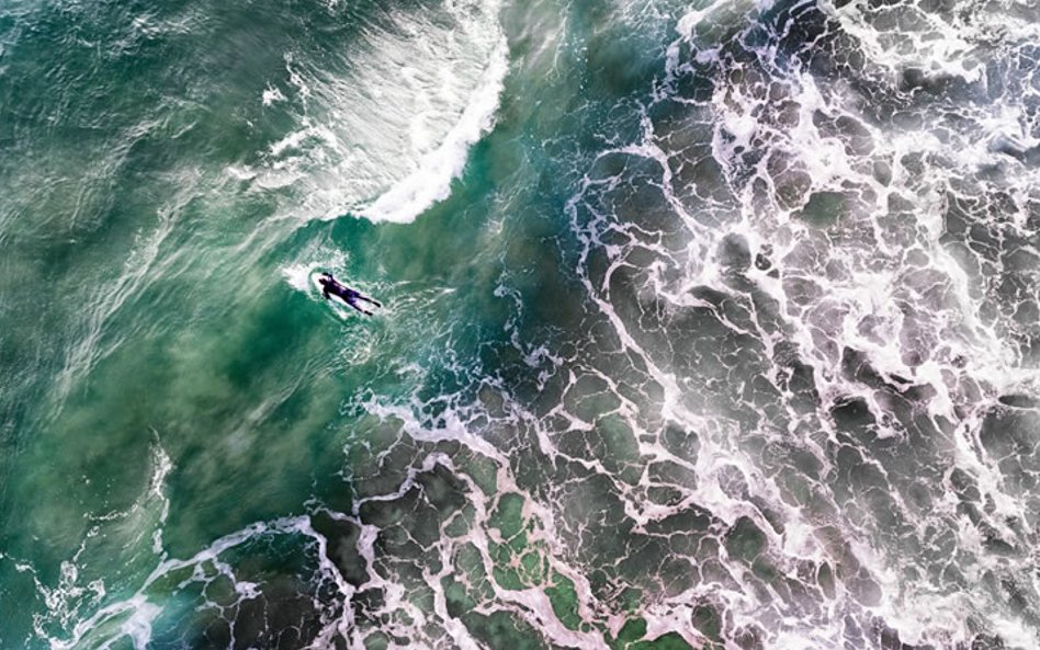 Portugalski surfer w lutym