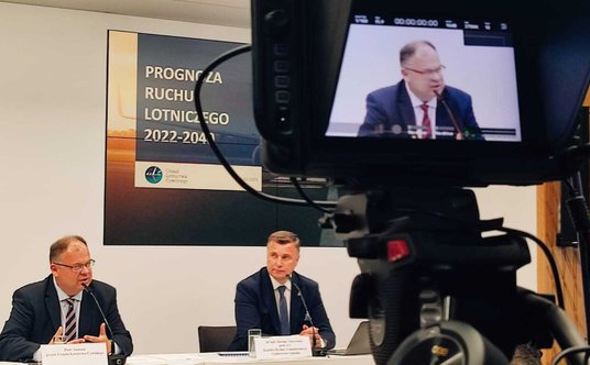 Konferencję prowadził prezes ULC Piotr Samson