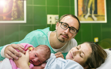 Porody rodzinne: lekarze położnicy nadal chcą obostrzeń sanitarnych