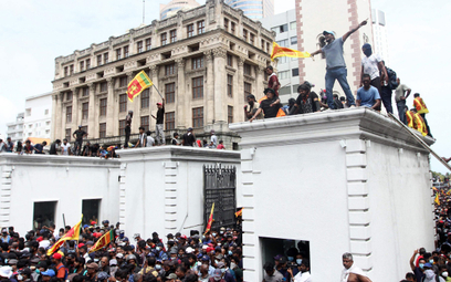 Kryzys na Sri Lance przeszedł już w fazę rewolucji. Demonstranci wdarli się 9 lipca do rezydencji pr