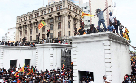Kryzys na Sri Lance przeszedł już w fazę rewolucji. Demonstranci wdarli się 9 lipca do rezydencji pr