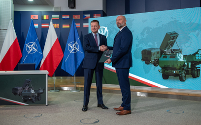 Wiceprezes Rady Ministrów, minister obrony narodowej Mariusz Błaszczak Mariusz Błaszczak przekazuje 