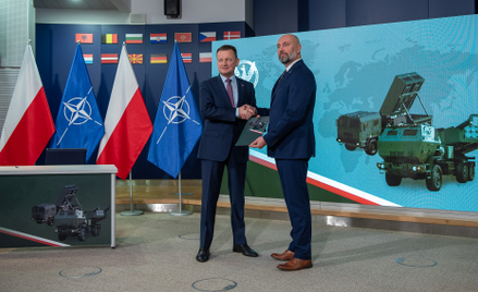 Wiceprezes Rady Ministrów, minister obrony narodowej Mariusz Błaszczak Mariusz Błaszczak przekazuje 