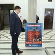 Plakat Konfederacji "PiS oszukał Polaków w sprawie muzułmańskiej imigracji" w Sejmie, 9 marca 2023