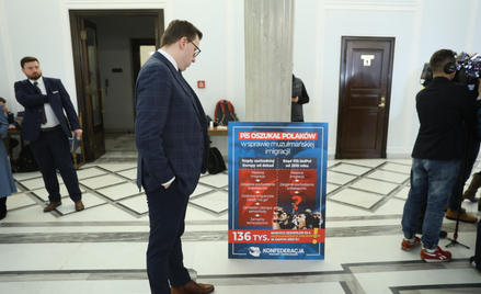 Plakat Konfederacji "PiS oszukał Polaków w sprawie muzułmańskiej imigracji" w Sejmie, 9 marca 2023