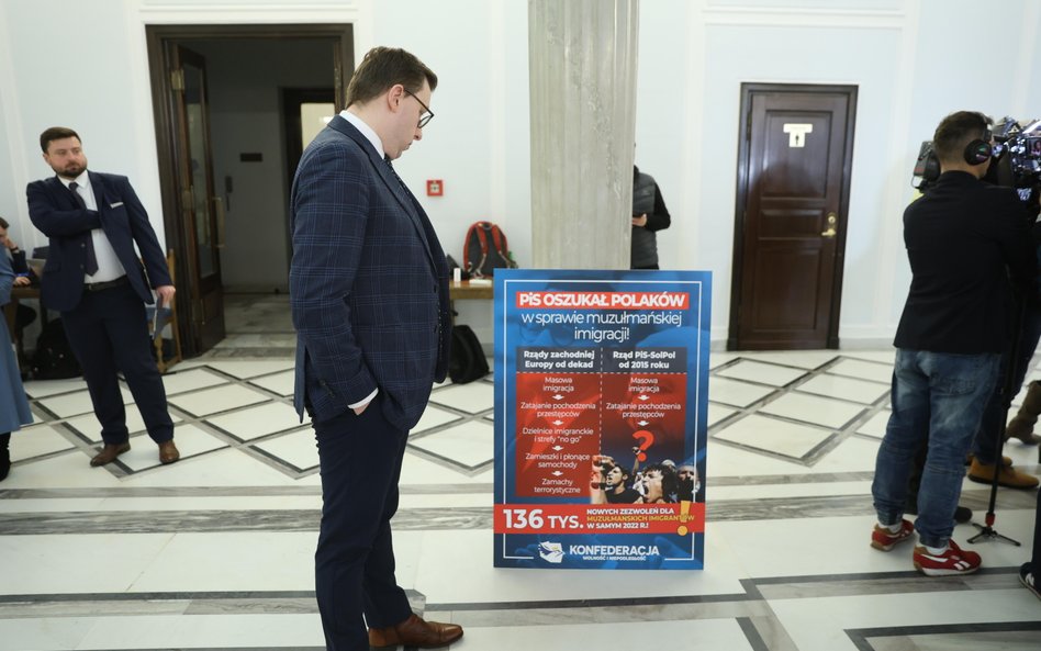 Plakat Konfederacji "PiS oszukał Polaków w sprawie muzułmańskiej imigracji" w Sejmie, 9 marca 2023