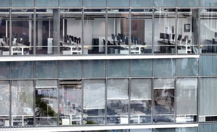 Powierzchnie biurowe pozostają wynajęte, lecz są nieużywane. Natomiast pracownicy rękami i nogami br