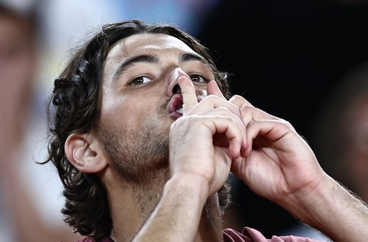 Gest Taylora Fritza (na zdjęciu) wywołał furię na trybunach