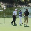Donald Trump i Shinzo Abe na florydzkim polu golfowym należącym do amerykańskiego prezydenta