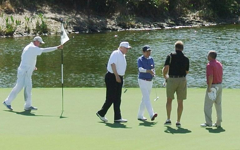 Donald Trump i Shinzo Abe na florydzkim polu golfowym należącym do amerykańskiego prezydenta