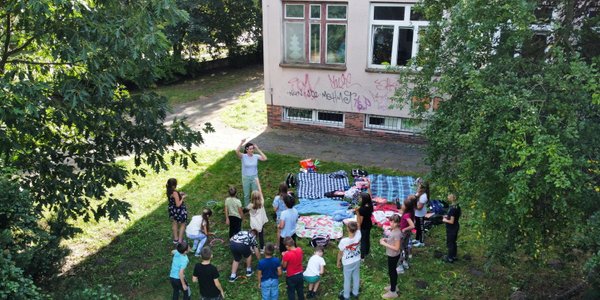 MEN przeciwko skróceniu roku szkolnego mimo ekstremalnych upałów w klasach